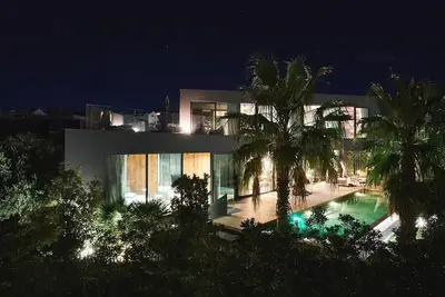 Image de Luxurious modern 5-bed Villa w\/private pool, landscaped garden, sauna & gym