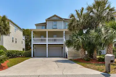 Image de ⚓Anchors Away: Pet-Friendly | Rooftop Deck | 4 Blocks to Beach⚓