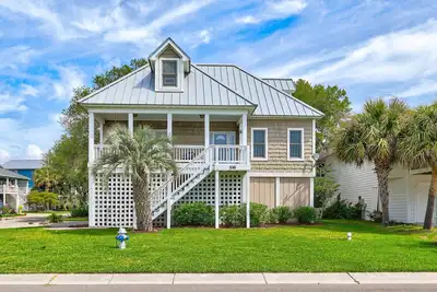 Image de ✨Time to Unwind: Pet-Friendly Home | Screened In Porch | Walk to Beach✨