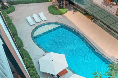 Image de Condominium overlooking the pool next to the sea