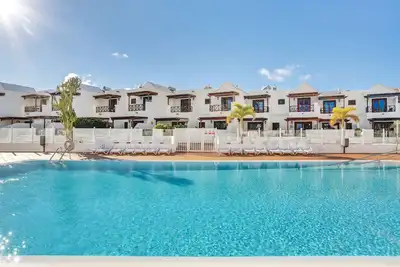 Image de Maison de vacances 'Casa Taylooney' avec piscine partagée, jardin partagé et balcon