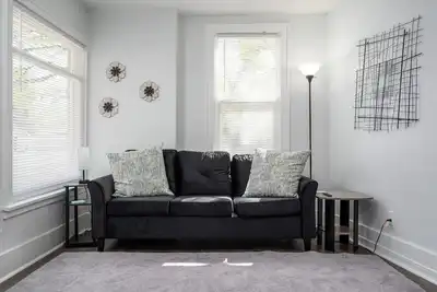 Image de 3 bed/1 bath lower unit conveniently located in Lakeside.