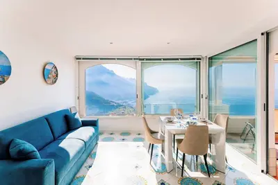 Image de Breathtaking apartment filled with natural light.