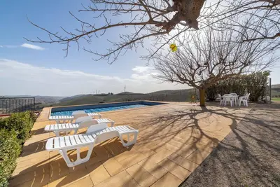 Image de Maison de vacances 'Casa Rural Las Cales' avec vue sur les montagnes, piscine privée et Wi-Fi