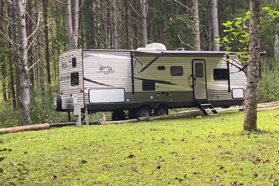 Image de Camper sleeps 6 set up on private property on Creek