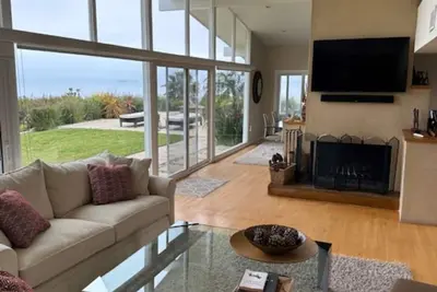 Image de White Water Views from this amazing 3 bedroom 2 3/4 bath cliff top Malibu House