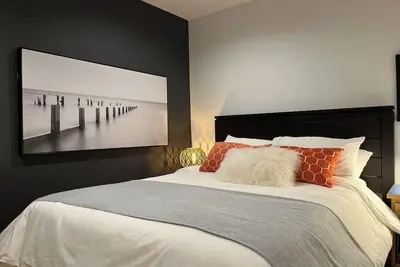 Image de Executive inner city basement suite step to Foothills Hospital, UofC