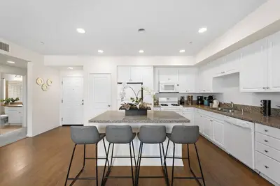 Image de Lux Apartment Within Walking Steps To Spectrum