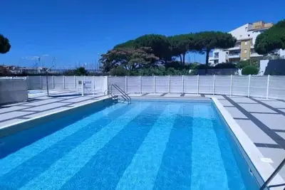 Image de Studio Dans une Résidence Avec Piscine