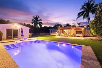 Image de Prime Location • Saltwater Pool Retreat with Private Guest Suite