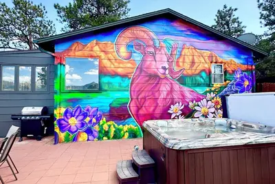 Image de {The Sheep Shack} Private backyard and hot tub, walking distance to breweries