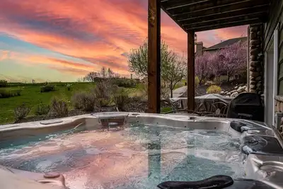 Image de Snowcrest Summit Retreat | Theater Room | Hot Tub | Pool
