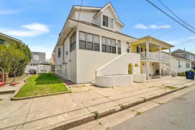 Image de Just Listed - 3br/3ba - 2. 5 Blocks to Beach