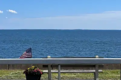 Image de Coastal Cottage! 3 bedroom, 2 bath home with deck and walk to the beach\n