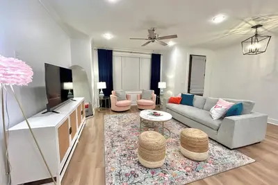 Image de Cowbell Cottage ~ New construction luxury townhome, pet friendly!