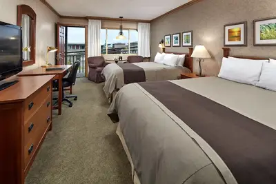 Image de Steps Away from the Ocean! 4 Relaxing Units Along Highway 101 | Outdoor Pool