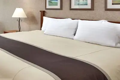 Image de Deluxe King Room w/ Fireplace | Oceanfront Retreat + Outdoor Pool