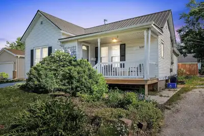 Image de Adorable Cottage in small town of Marion. Just a few blocks from Uptown