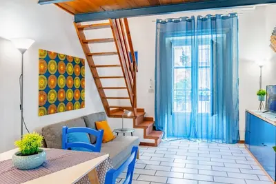 Image de Cozy 39 sqm apartment, able to comfortably accommodate up to 4 people. The accommodation is located on the first floor (No lift) of a period building located in a strategic area, near the historic center of Palermo and the Central Station. The accommodati