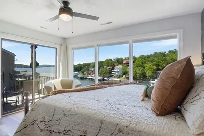 Image de Lakefront Stargazer - Fireplace - Desk - King & Queen Beds - Stunning Views