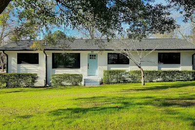 Image de New! ! Blue Pelican Getaway! Pet friendly, fenced in back yard! Sleeps 11 by beach!