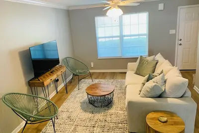 Image de Sleek Retreat w/ Modern Fresh Vibes!
