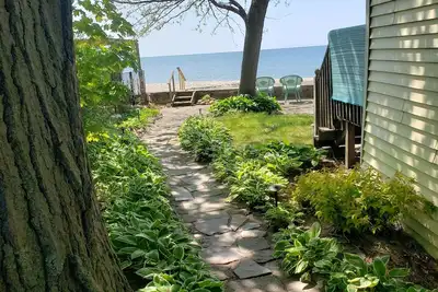 Image de Waterfront cottage on the shores of Lake Erie. Beautiful lake front views!