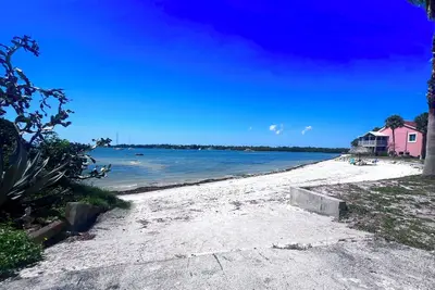 Image de St. Petersburg Sunset Haven: Luxury Beach Living