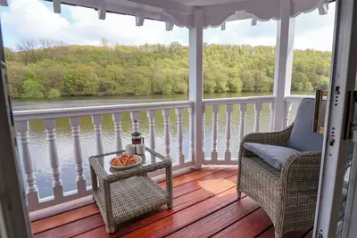 Image de Lady Of The Lake, pet friendly, with hot tub in Rudyard Lake
