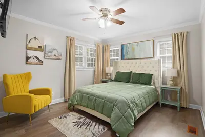 Image de Modern & Cozy Home Mins to everything\n\n