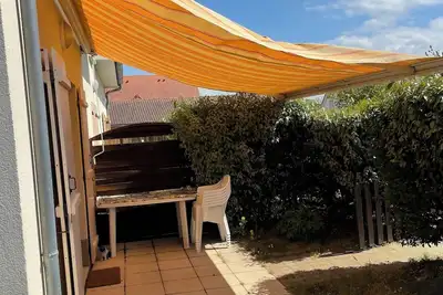 Petite maison avec un petit jardin 300 m de la plage