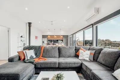 Image de Hobart Luxury Getaway: Stunning Home with Mountain & Water
