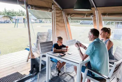 Image de Nice Tent Lodge on a Campsite on a Lake
