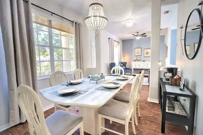 Image de 3214 W Bay Ave · Relaxing Retreat:Poolside Escape