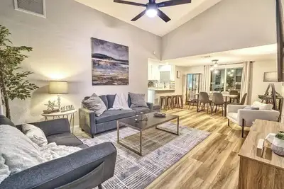 Image de 2648 Nw 42nd Pl · Modern & Amazing Retreat w/Games