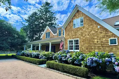 Image de Southampton Village, Complete Privacy, Gunite Pool & and 3 minute walk to town! !