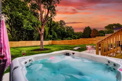 Image de Luxe Cottage; Stroll to Main St, Hot Tub, Games, FirePit, CornHole, Fenced Yard