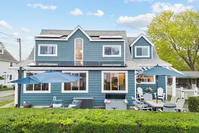 Image de Blue House - Steps from the Beach