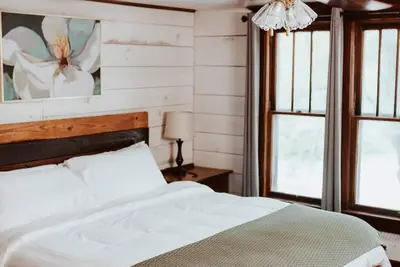Image de Gorgeous apartment in the upstairs of a 1930 craftsman style home