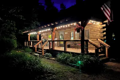 Image de Authentic Log Cabin! Recently updated! Fun for families / Near Owl's Nest!