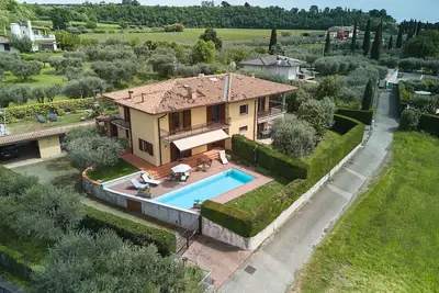 Image de Regarda - Villa Celebrity avec piscine et vue imprenable sur le lac