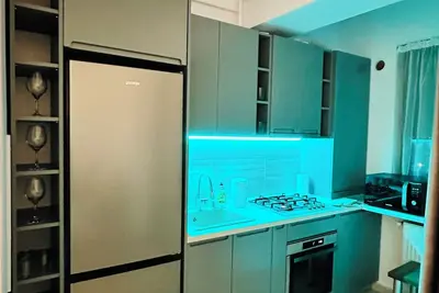 Image de Cozy rental for long and short stays in Iasi. Balcony, kitchen, bedroom.