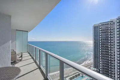 Image de ✨ 32nd-Floor Modern 1br @ Lyfe Resort | Ocean View + City Skyline | Luxury Amenities