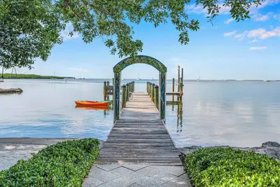 Image de Waterfront, dock, private oasis in the heart of Islamorada! Pool & Sunsets!