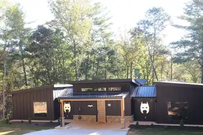 Image de Gotham City Cabins! ! ! \nSecluded “Custom Modern Cabin” overlooking Private Pond.