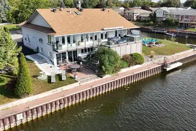 Lake House w/ Hot tub, Boat Slip, Pool Table and Fire pit - 5 min to beach!