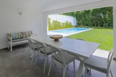 Image de Casa no Centro de Cascais com Piscina e a 10 Minutos a pé das Praias