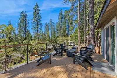Image de Serene Arnold Cabin Rental w/ Deck & Fire Pit! by RedAwning