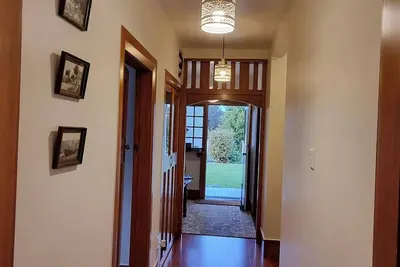 Image de Charming 1920's character filled Bungalow! Modern twist. . \nMinutes to town