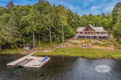 Image de 6 bed 4 bath cottage on Lake of Bays